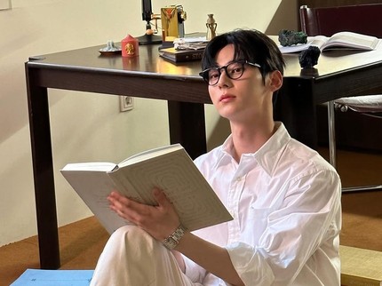 5 Potret Hwang Min Hyun, Bintang Drakor Study Group yang Hobi Beres-beres Rumah