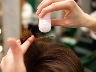 Mau ke Kondangan Tapi Males Rambut Lengket Kena Pomade? Coba Styling Bentuk Bubuk Ini