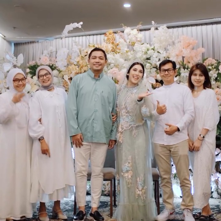 <p>Musisi Ade Govinda baru saja mengadakan acara tasyakuran kehamilan pertama istrinya, Indi Arisa. Acara yang digelar tertutup ini tampak dihadiri keluarga dan kerabat dekat keduanya, Bunda. (Foto: Instagram @ade_govinda/ @indiarisa_)</p>