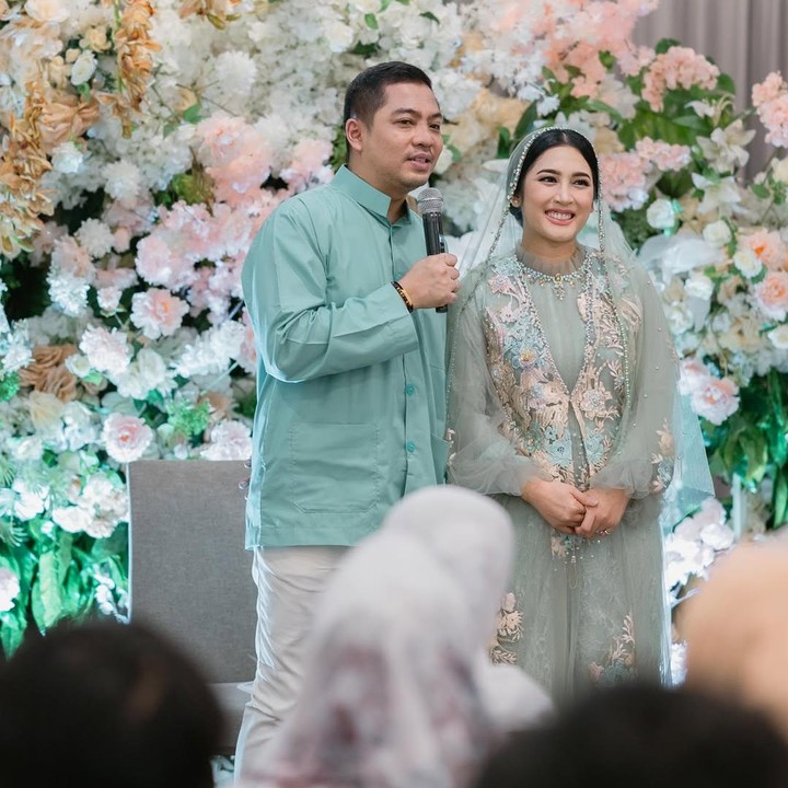 <p>Di acara tasyakuran ini, Ade dan Indi kompak mengenakan pakaian bernuansa warna hijau toska muda dan putih. Ade tampak mengenakan kemeja tangan panjang berwarna hijau toska, sementara Indi memakai gaun terusan yang dipenuhi manik-manik dengan jilbab veil menutupi sebagian kepalanya. (Foto: Instagram @ade_govinda/ @indiarisa_)</p>