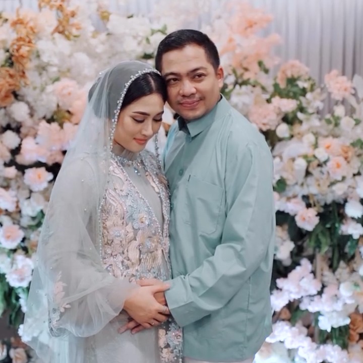 <p>Ade membagikan momen spesial itu di akun media sosial miliknya. Pria 40 tahun ini mengaku bahwa kehamilan sang istri menjadi momen hebat yang terjadi dalam hidupnya. "Hal hebat kurasakan. Tasyakuran 4 bulan kehamilan anak pertama kami @indiarisa_ & @ade_govinda, MasyaAllah sungguh proses hidup yang luar biasa sampai di titik ini," tulisnya. (Foto: Instagram @ade_govinda/ @indiarisa_)</p>