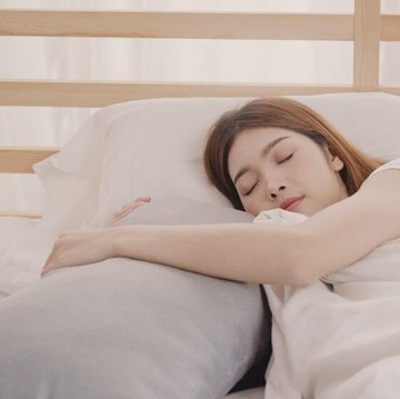 5 Manfaat Tidur Pakai Guling untuk Kesehatan yang Belum Banyak Orang Tahu