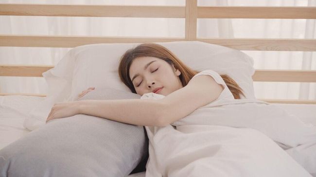 Rahasia Tidur Nyenyak & Sehat: 5 Manfaat Tak Terduga Memeluk Bantal!