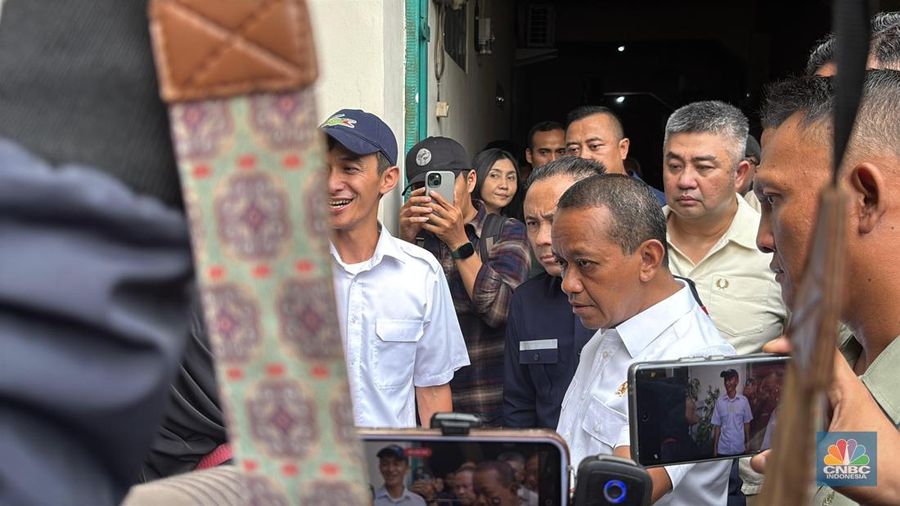 Menteri ESDM Bahlil Lahadalia meninjau pangkalan LPG 3 Kg di Pal Merah, Jakarta Selasa (4/2/2025). (CNBC Indonesia/Firda Dwi Muliawati)