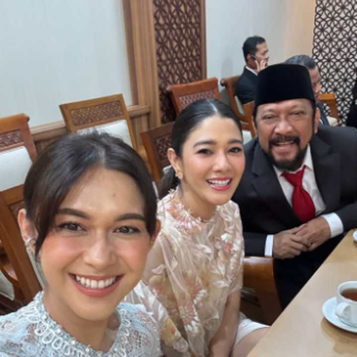 <p>Tidak sendirian, pada momen ini Jamal turut ditemani oleh kedua putrinya, Nana Mirdad dan Naysila Mirdad. Keduanya tampil cantik mengenakan kebaya brukat warna biru dan merah muda. (Foto: Instagram: @naymirdad)</p>