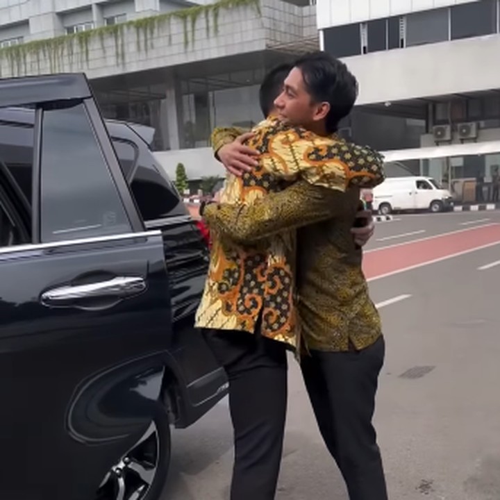 <p>Selain Nana dan Naysila, turut hadir pula Andrew White dan Kenang Mirdad. Keduanya kompak mengenakan batik bernuansa cokelat dan hijau. (Foto: Instagram: @nanamirdad_)</p>