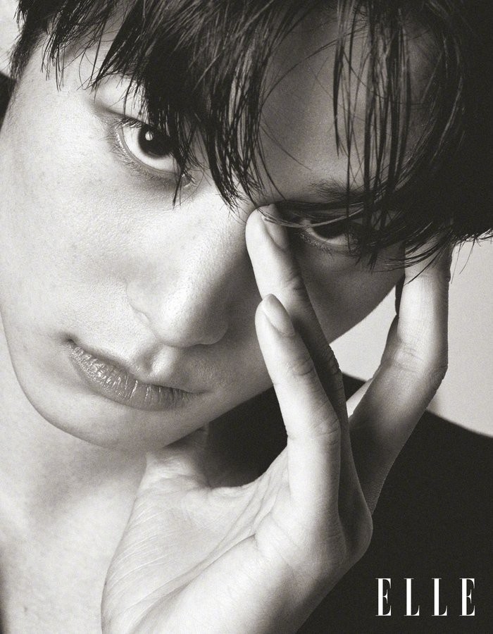 Pemotretan kali ini mengusung dua konsep yang berbeda, yakni innocent dan sexy. Artis Korea yang belum lama ini merayakan ulang tahun ke-27 pada 15 Januari 2025 lalu itu pun mencoba gaya baru dengan tampil bare-faced./ Foto: 《ELLE》杂志官方微博
