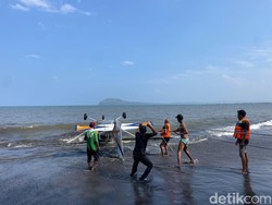 Pesawat Latih Jatuh di Banyuwangi Ditarik ke Pantai Lalu Ditutup Terpal