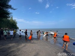 Nahas Pesawat Latih Jatuh ke Laut Banyuwangi Tapi Untung 2 Awak Selamat