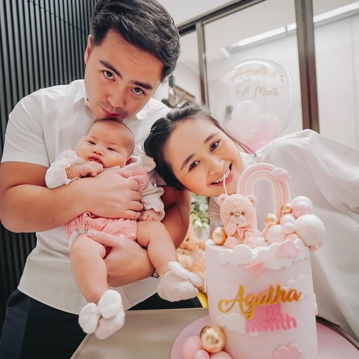 <p>Momen membahagiakan ini dibagikan langsung oleh Gritte melalui laman Instagram-nya. Terlihat dirinya dan sang suami kompak mengenakan pakaian serba putih. (Foto: Instagram: @gritteagathaa)</p>