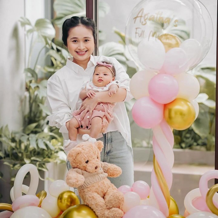 <p>"Selamat satu bulan anak cantik," ungkap seorang netizen dengan menyisipkan emotikon hati. "Sehat-sehat selalu adik Agatha," kata netizen lainnya. (Foto: Instagram: @gritteagathaa)</p>