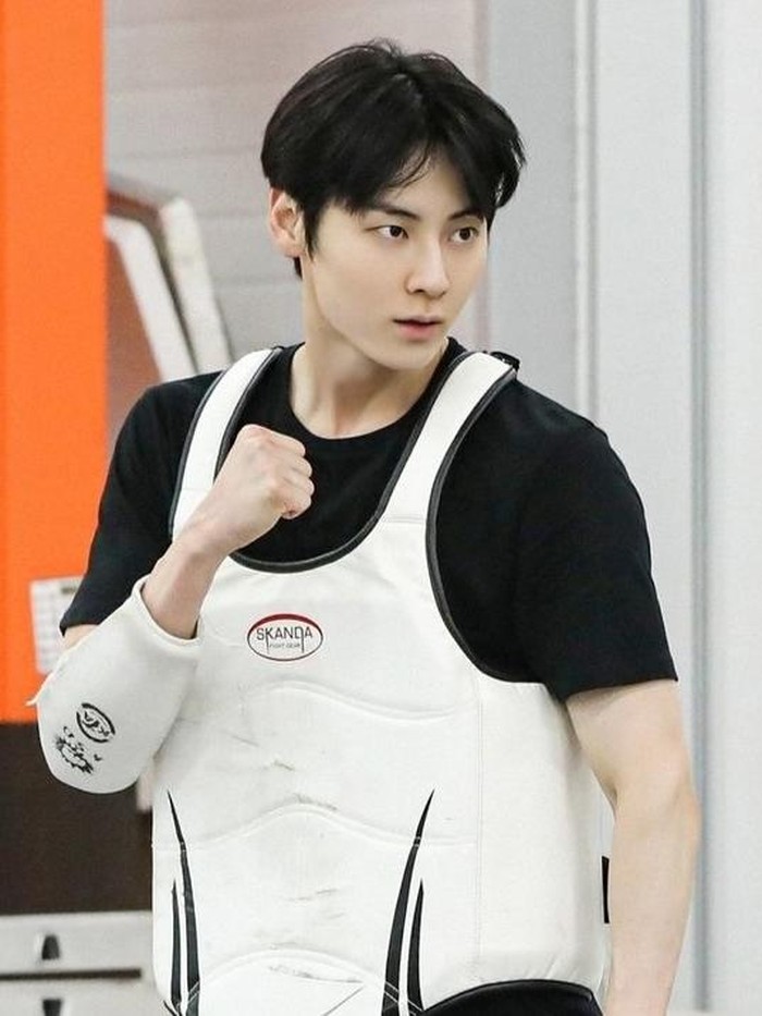 Potret Hwang Min Hyun saat berlatih bela diri/ Foto: m.entertain.naver.com