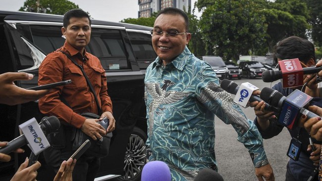Presiden Prabowo Subianto bertemu Wakil Ketua DPR Sufmi Dasco Ahmad di Istana. Mereka membahas perkembangan terkini dan kebijakan pemerintah.