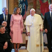 Ratu Rania Tampil Elegan saat Bertemu Paus Fransiskus, Pakai Gaun Pink Cocok Buat Valentine!