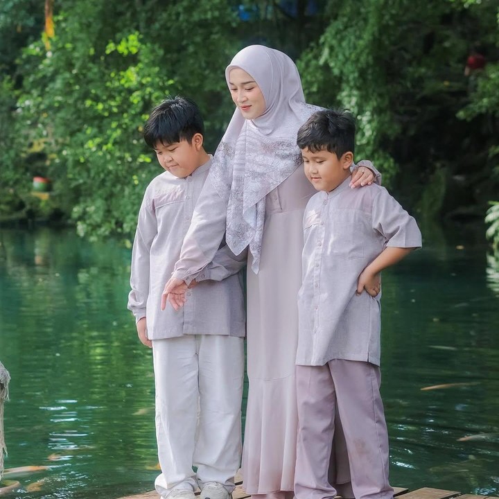<p>Pada unggahan terbarunya, terlihat Ririe mengajak anak-anaknya untuk berlibur. Mereka pun kompak berpose di sebuah danau yang penuh dengan ikan. (Foto: Instagram: @ririe_fairus)</p>
