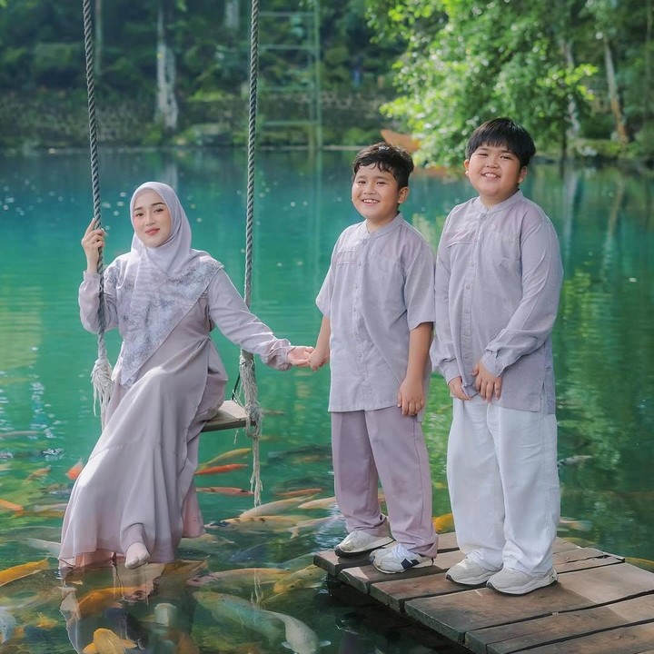 <p>"Kadang Tuhan mengizinkan kita kehilangan arah agar kita kembali mengandalkannya. Dalam kebingungan, Dia menuntun kita ke jalan yang tidak pernah kita duga. Dalam kesedihan, Dia memberikan pelajaran berharga. Dan pada akhirnya, kita akan mengerti bahwa rencananya selalu lebih indah daripada mimpi-mimpi kita. Semoga <em>next</em> bisa foto pakai sarimbit berempat," ujarnya dengan menyisipkan emotikon hati. (Foto: Instagram: @ririe_fairus)</p>