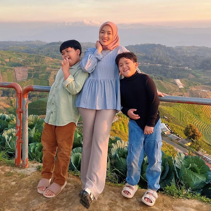 <p>Mantan istri Ayus Sabyan, Ririe Fairus, kerap mengunggah berbagai kegiatannya di media sosial. Selain aktivitas mendaki gunung, Ririe juga aktif membagikan momen kebersamaan dengan kedua putranya, Sabian Ibni Sakhy dan Sabian Ben Zidane. (Foto: Instagram: @ririe_fairus)</p>
