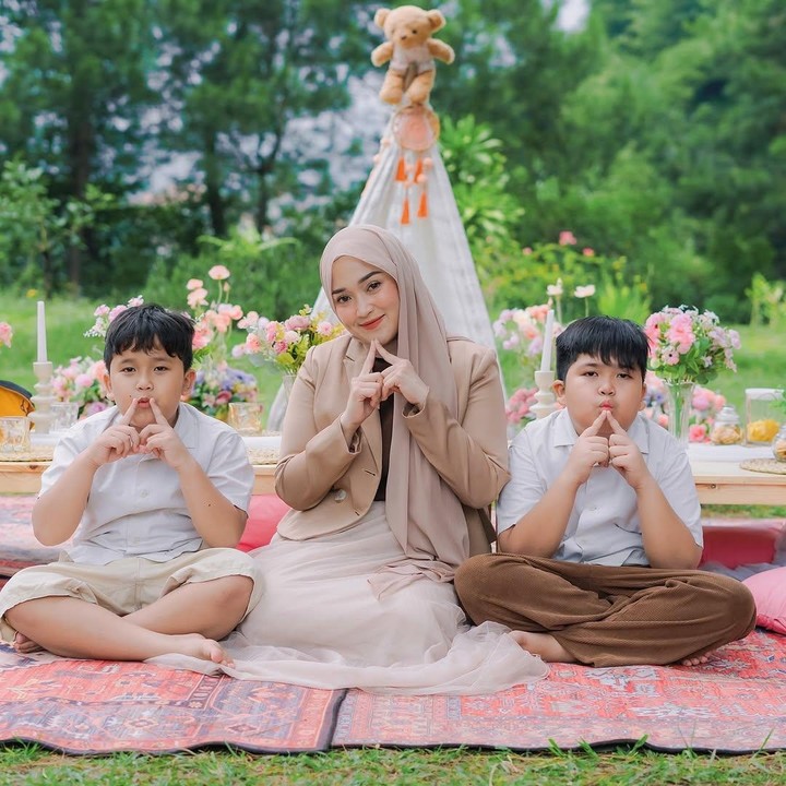 <p>Ririe terlihat berlibur dengan kedua putranya. Ketiganya bahkan sering mengenakan pakaian kembar. Gemas banget ya, Bunda. (Foto: Instagram: @ririe_fairus)</p>