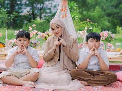 7 Potret Terbaru Ririe Fairus Bersama Kedua Anak, Berharap Kelak Bisa Foto Berempat