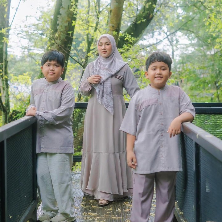 <p>Seperti biasa, Ririe menuliskan keterangan yang penuh dengan motivasi. Di akhir kalimat, Ririe pun berharap kelak bisa berfoto berempat. "Semoga next bisa foto pake sarimbit ber4," tulisnya.(Foto: Instagram: @ririe_fairus)</p>