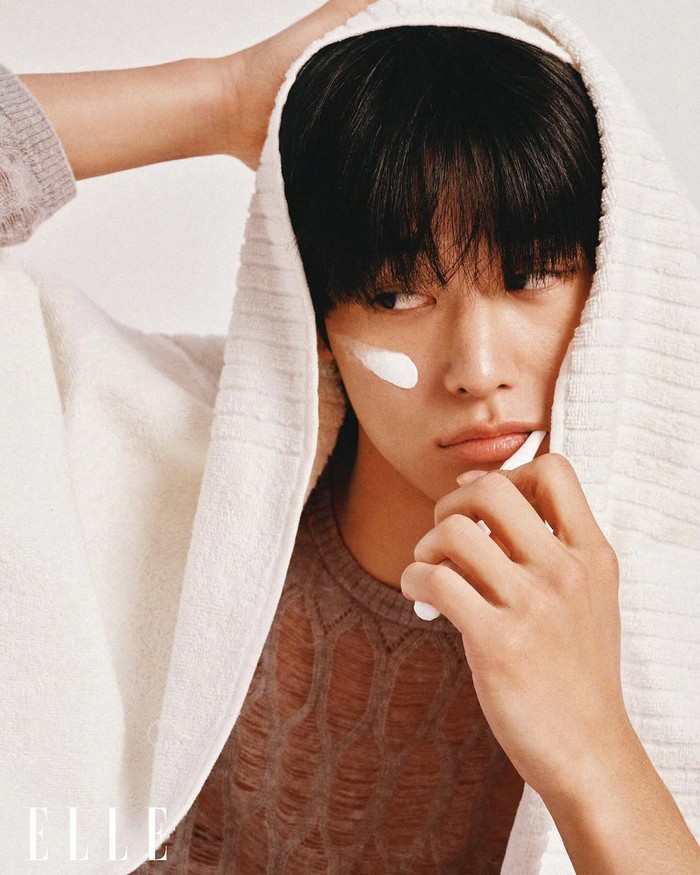 Selain mengunggah beberapa foto Juyeon THE BOYZ, majalah ELLE China juga membagikan video di balik layar photoshoot tersebut. Kamu bisa melihat klip lengkapnya di akun Weibo resmi majalah satu ini ya, Beauties!/ Foto:《ELLE》杂志官方微博