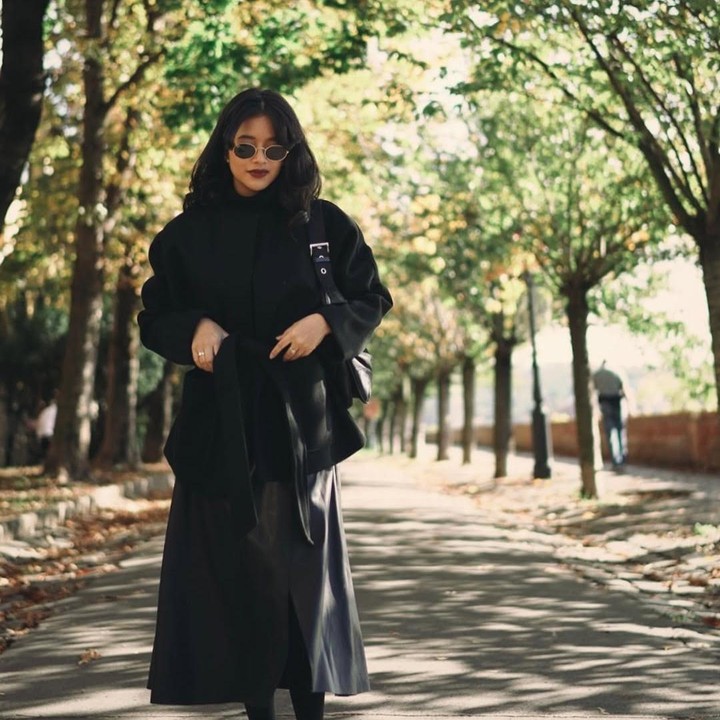 <p>Bunda sudah kenal dengan perempuan cantik yang satu ini? Dia adalah Siti Adira Kania, putri Ikke Nurjanah dari pernikahan pertamanya dengan Aldi Bragi. Kini, sang putri telah tumbuh dewasa dan kerja di firma hukum. (Foto: Instagram@adirakania)</p>