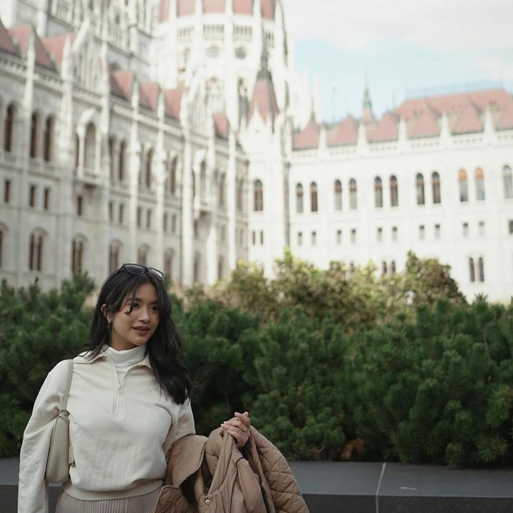 <p>Perempuan yang akrab disapa Adira ini adalah lulusan sarjana hukum di Universitas Indonesia. Setelah menyelesaikan kuliahnya, Adira mendapat pekerjaan sebagai Associate di K&K Advocates. (Foto: Instagram@adirakania)</p>