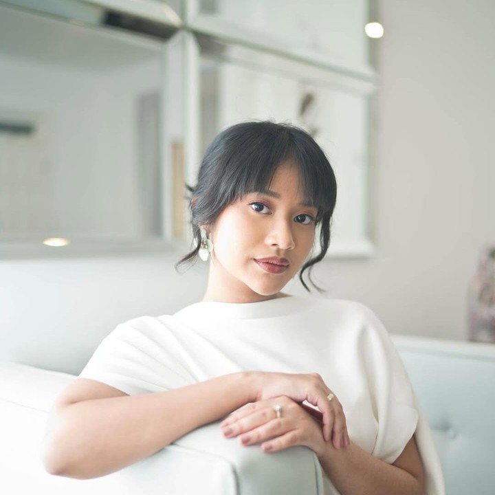 <p>Melalui pengalaman kerja yang dicantumkan di Linkedin pribadinya, Adira diketahui telah bekerja di firma hukum tersebut kurang lebih selama tiga tahun. (Foto: Instagram@adirakania)</p>