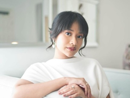 5 Potret Cantik Siti Adira Kania, Anak Ikke Nurjanah yang Sukses Berkarier di Firma Hukum