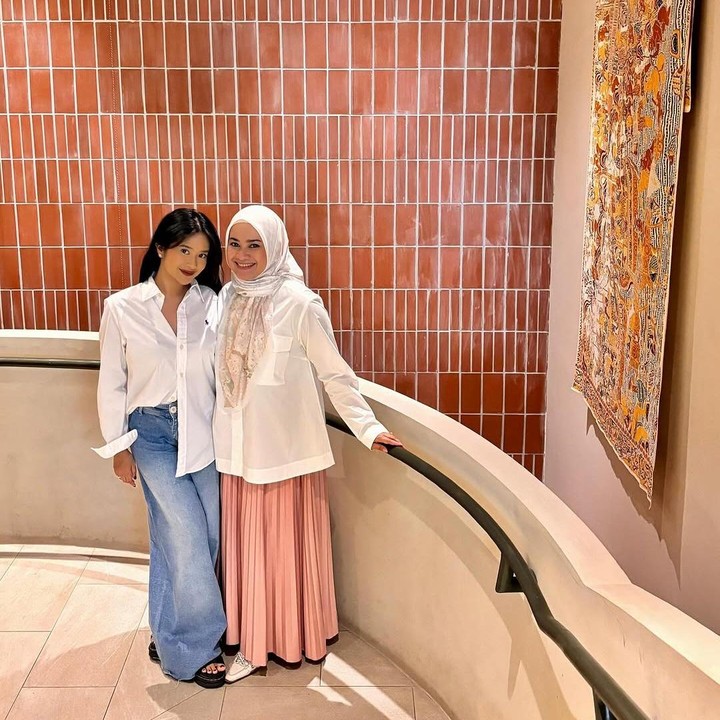 <p>Sebagai orang tua, Ikke pun selalu mendukung dan mendoakan segala urusan sang putri. "Di saat bingung mau memulai bicara dari mana. Kita awali dengan ketawa bareng dulu aja. Nak.. Semoga Allah memudahkan kan segala urusan ya.. Aamiin," tulis Ikke, dikutip dari laman <em>Instagram@ikkenurjanah0518,</em> Selasa (4/2/2025). (Foto: Instagram@ikkenurjanah0518)</p>