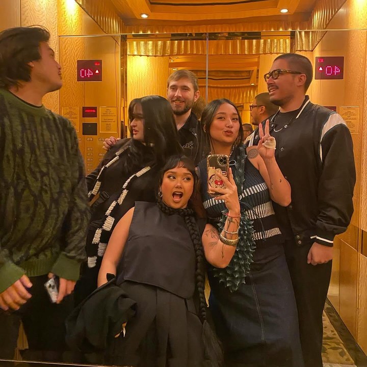 <p>Stephanie tampaknya tidak hanya merayakan momen spesial itu berdua, Bunda. Dalam satu foto yang di-posting, terlihat ketiga kakak Stephanie ikut menghabiskan waktu bersama dengannya dan sang kekasih. (Foto: Instagram @stephaniepoetri)</p>