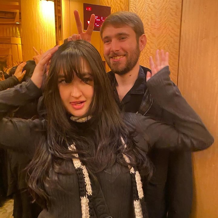 <p>Dalam foto yang dibagikan, Stephanie dan sang tunangan kompak mengenakan pakaian berwarna hitam. Melalui unggahan ini diketahui bahwa Asher Novkov baru saja merayakan ulang tahun ke-26. "<em>loml (love of my life) is 26</em>," tulis Stephanie. (Foto: Instagram @stephaniepoetri)</p>