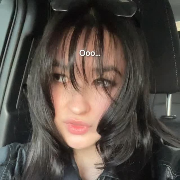 <p>Stephanie terlihat lebih <em>fresh</em> dengan gaya rambut barunya yang berponi dan sedikit <em>curly</em>. Beberapa netizen memuji penampilan baru dari putri bungsu penyanyi Titi DJ ini. "<em>Pretty with beautiful hair layer,</em>" tulis akun @rh***. "Cantik banget ponian," ujar @lu***. (Foto: Instagram @stephaniepoetri)</p>