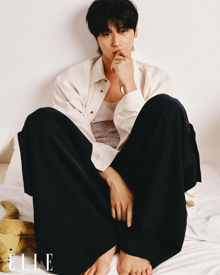 Tak heran jika kemunculan sang idola di majalah ELLE China bikin penggemar bangga. Ia bahkan pernah mejeng di berbagai sampul majalah internasional lainnya, termasuk men’s uno Hong Kong dan Taiwan edisi Desember 2024./ Foto: 《ELLE》杂志官方微博