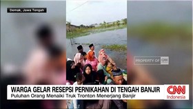 VIDEO: Menikah Saat Banjir, Keluarga Besan Naik Tronton