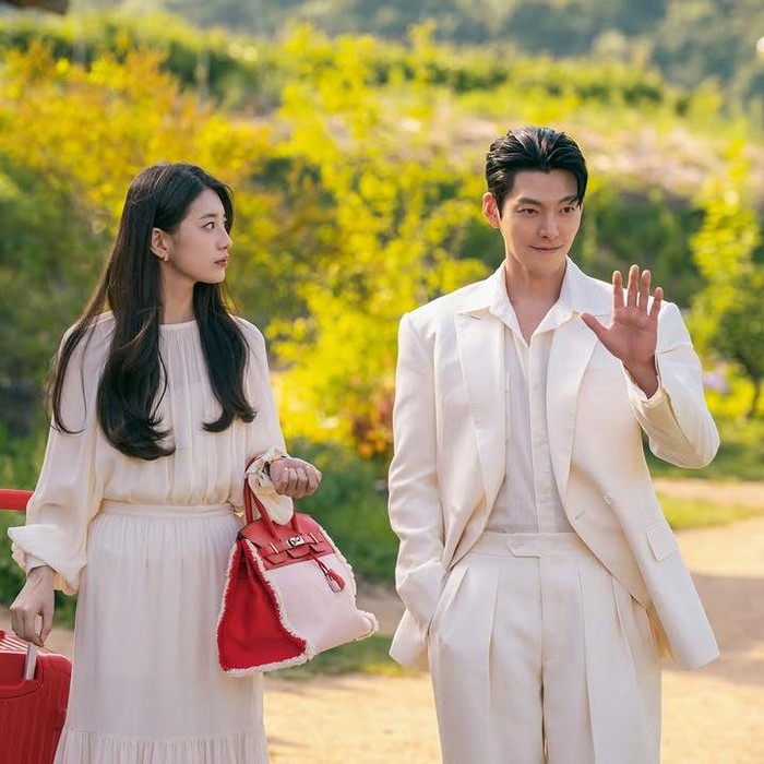 Setelah hampir satu dekade sejak mereka terakhir kali tampil bersama dalam drama Uncontrollably Fond, Kim Woo Bin dan Bae Suzy kembali dipasangkan dalam drama fantasi-romantis berjudul Genie, Make A Wish, yang akan tayang di Netflix pada 3 Oktober 2025.