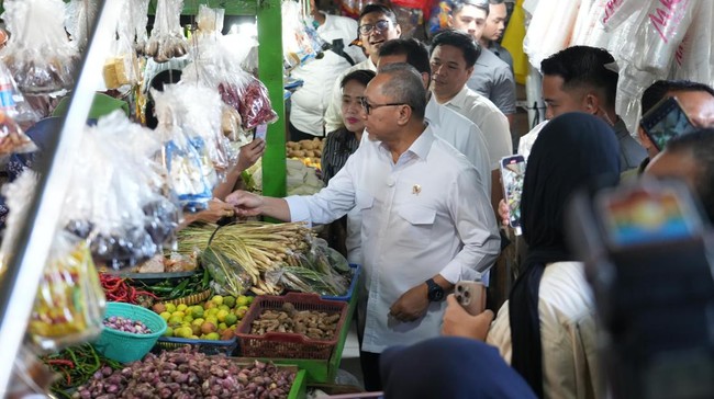 Menko Zulhas mengatakan pihaknya tengah berupaya untuk menjaga stok minyak goreng dan komoditi pangan lainnya di sepanjang Ramadan agar tak terjadi kelangkaan.