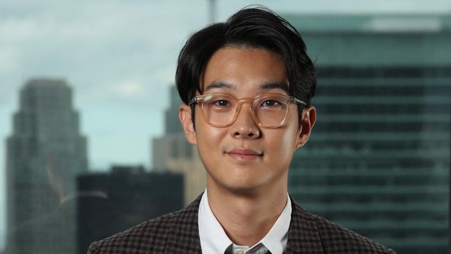 Choi Woo-shik Blak-blakan Bolak-balik Perankan Anak SMA Choi Woo-shik blak-blakan bolak-balik memerankan anak SMA bahkan ketika berusia 30-an, sebelum bintangi Would You Marry Me.