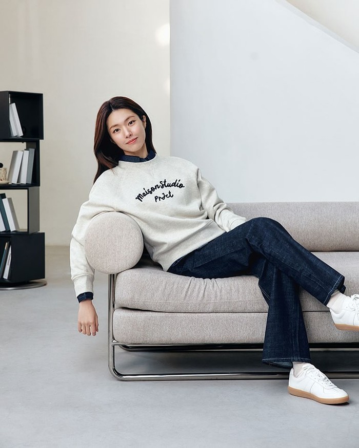 Cocok digunakan untuk ngampus, Ha Young menggunakan sweater broken white dengan celana jeans dan sneaker putih yang membuatnya terlihat comfy dan cozy./ Foto: Instagram.com/havv_y