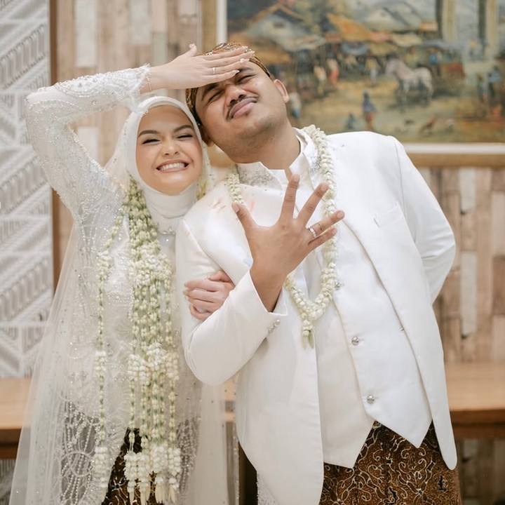 <p>Pasangan lain yang akan menjalani Ramadhan pertama sebagai suami istri adalah musisi Salma Salsabil dan Dimansyah Laitupa, yang resmi menikah pada Minggu (26/1/25). Pernikahan Salma dan Dimansyah ini sempat mengejutkan publik lantaran jalinan asmara keduanya tak pernah diketahui publik. Foto: Instagram/@inframe_photo @salmasalsabil12</p>