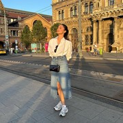 Get The Look: Ide OOTD dengan Denim Skirt ala Amanda Rawles, Simpel tapi Tetap Stylish!