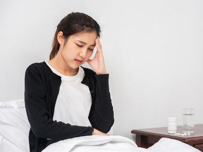 Ilustrasi Seorang wanita sakit kepala/Foto: freepik.com/jcomp