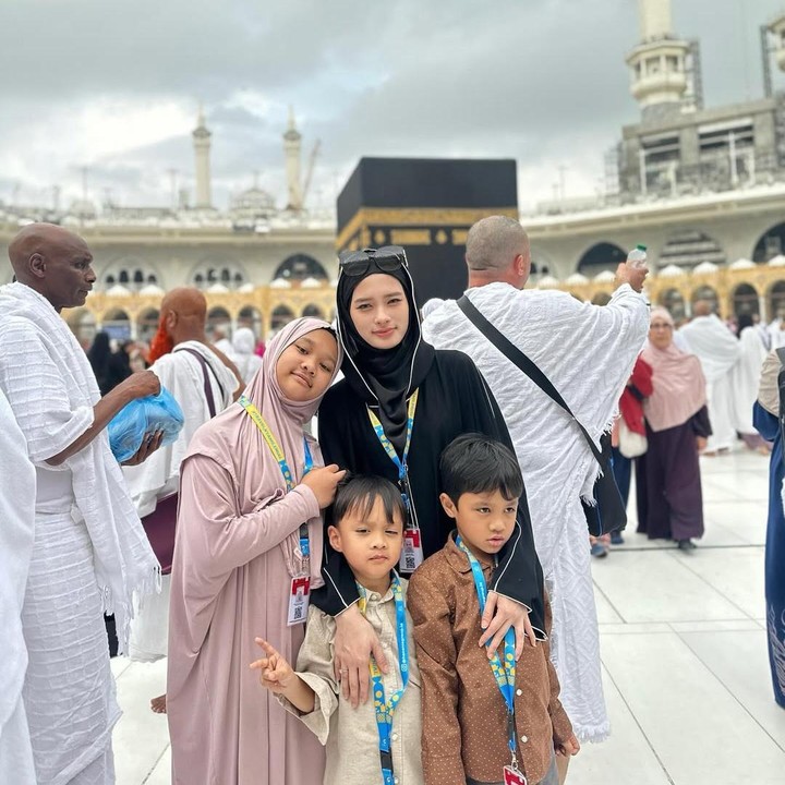 <p>Jelang akhir tahun 2024, Inara Rusli menunaikan ibadah umrah bersama ketiga anaknya, Starla Rhea Idola Virgoun, Faithlee As Syair Virgoun, dan Terang Sharique Virgoun. "Tawaf 1, Tawaf sunnah, Sa'i, Kiswah Ka'bah, Rukun Yamani Ka'bah, Hijr Ismail, Raudhah. Hal-hal yang enggak mudah, hampir mustahil untuk ditempuh tapi enggak ada yang mustahil untuk Allah dan enggak akan ada kata menyerah untuk hati yang rindu," ungkap Inara. (Foto: Instagram: @mommy_starla)</p>