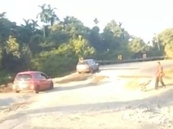 Kerap Bikin Bus Nyangkut, Jalan Amblas di Seulawah Aceh Ditimbun