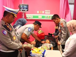 Video Kapolda Jabar Jenguk Korban Kecelakaan Maut di GT Ciawi