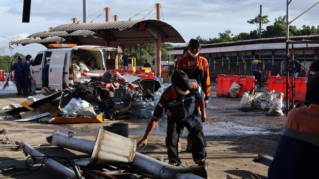 Tim DVI Polda Jawa Barat berhasil enam dari delapan korban tewas kecelakaan maut di Gerbang Tol Ciawi 2, Bogor, Jawa Barat.