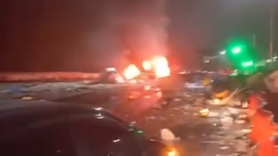 Kecelakaan beruntun terjadi di Gerbang Tol Ciawi, Jawa Barat. Dilaporkan 6 orang tewas akibat insiden tersebut.