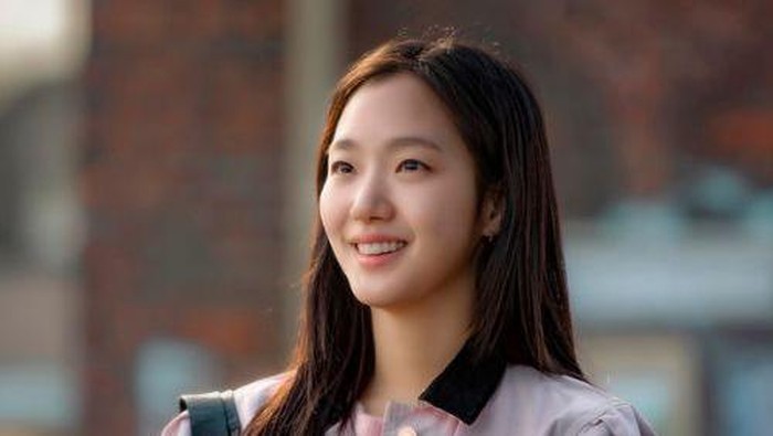 Jadi Sahabat hingga 'Rival', Simak Potret Kim Go Eun dan Park Ji Hyun untuk Drakor You and Everything Else