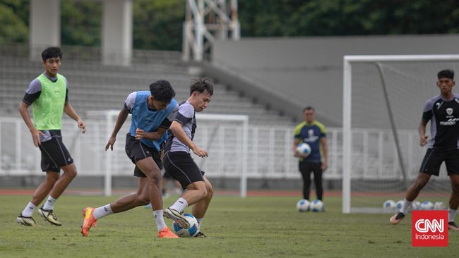 Timnas Indonesia U-20 akan melakoni laga sulit melawan Iran di laga perdana fase grup Piala Asia U-20 2025. Berikut prediksi Indonesia vs Iran U-20.