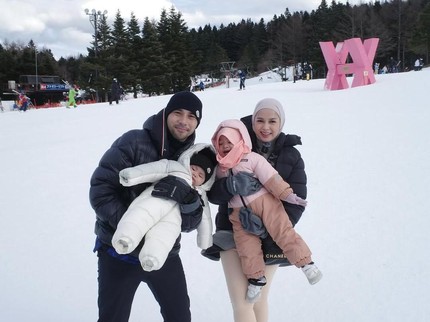 5 Potret Achmad Megantara Ajak Istri dan Anak Liburan Main Salju di Jepang